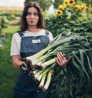 Lucia Schauerhammer im Garten vertraut auf die Bega Erdedämpfer für nachhaltigen Gemüseanbau